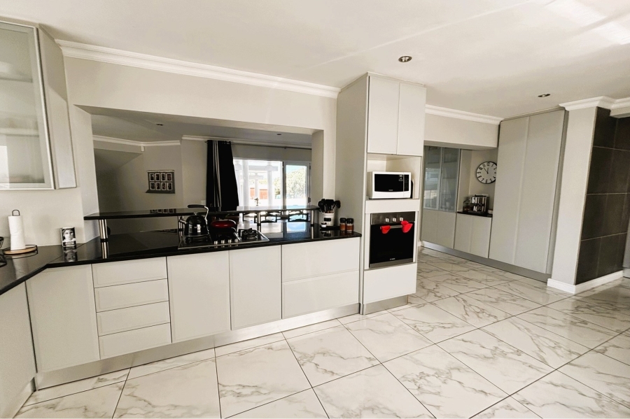 6 Bedroom Property for Sale in Perlemoenbaai Western Cape